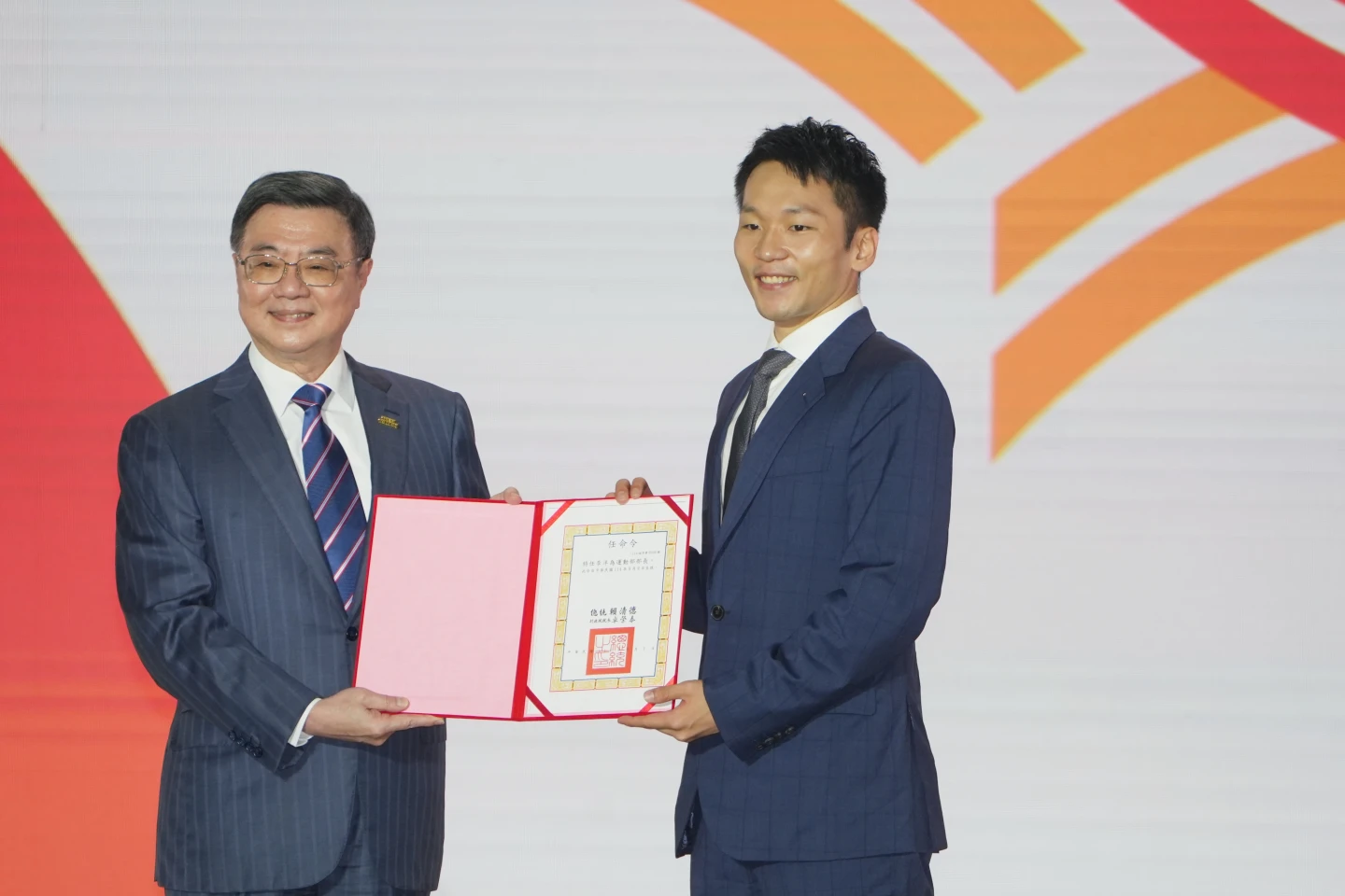 卓榮泰頒任命令給李洋。李柏毅攝