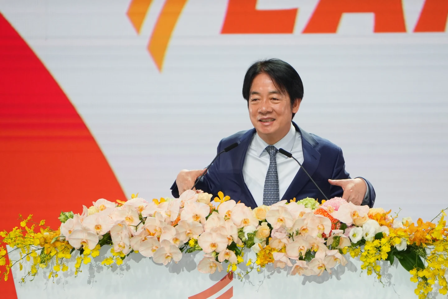 賴清德在胸前比劃Team Taiwan手勢。李柏毅攝