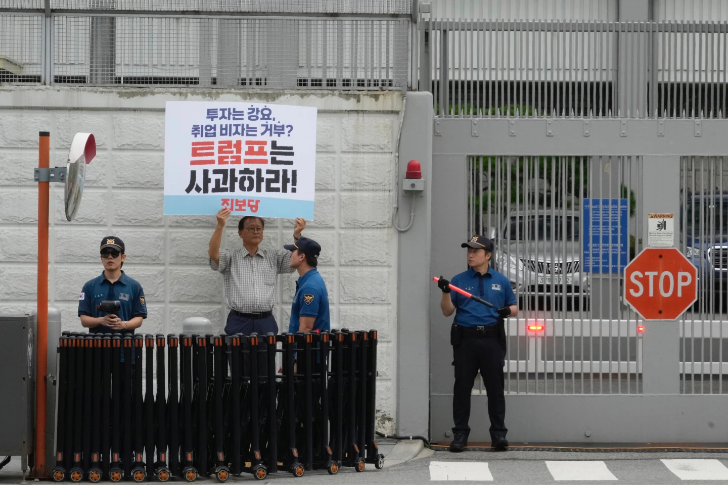 1名示威者9月9日在首爾美國大使館前,抗議美國在喬治亞州移民突擊檢查並拘留南韓工人,高舉寫著「川普道歉」的字牌。
