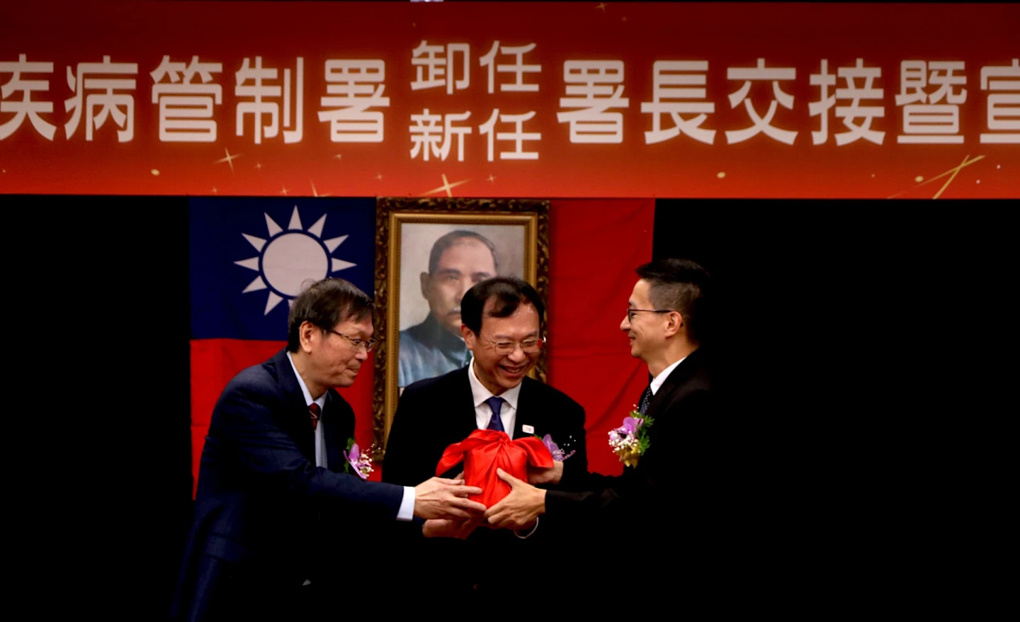 石崇良說,「這2位都是在疫情當中,非常重要的指揮團隊的一員」。賴昀岫攝