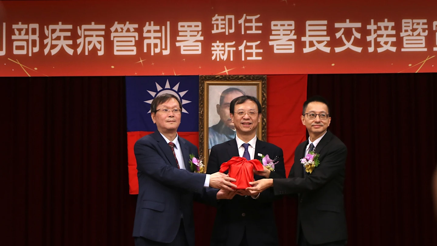衛福部疾病管制署今天舉行新、卸任署長交接儀式,由升任衛福部次長的莊人祥(左),交接給新接任的羅一鈞(右)。賴昀岫攝