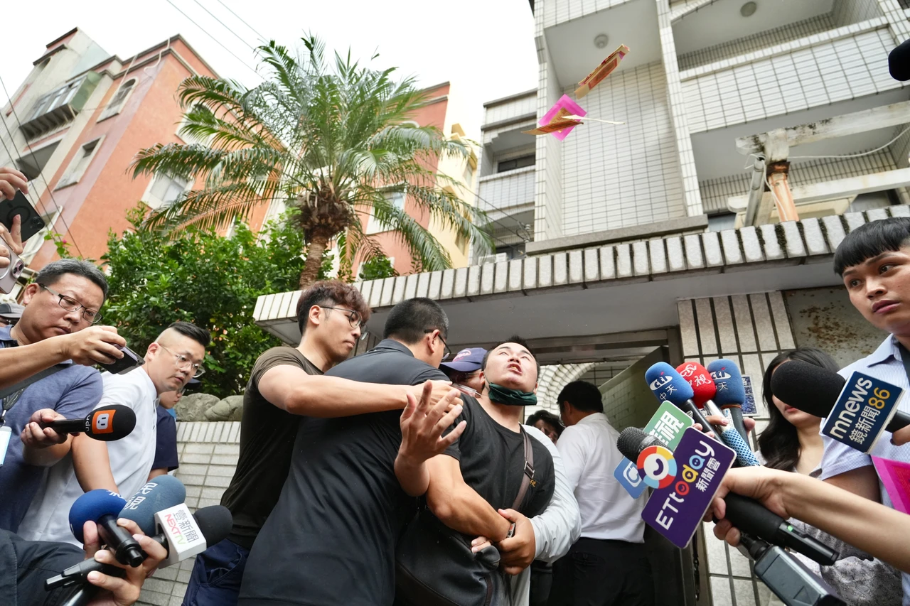 游兆霖昨下午現身新竹老家叫罵,再拿出冥紙往天空灑。林林攝