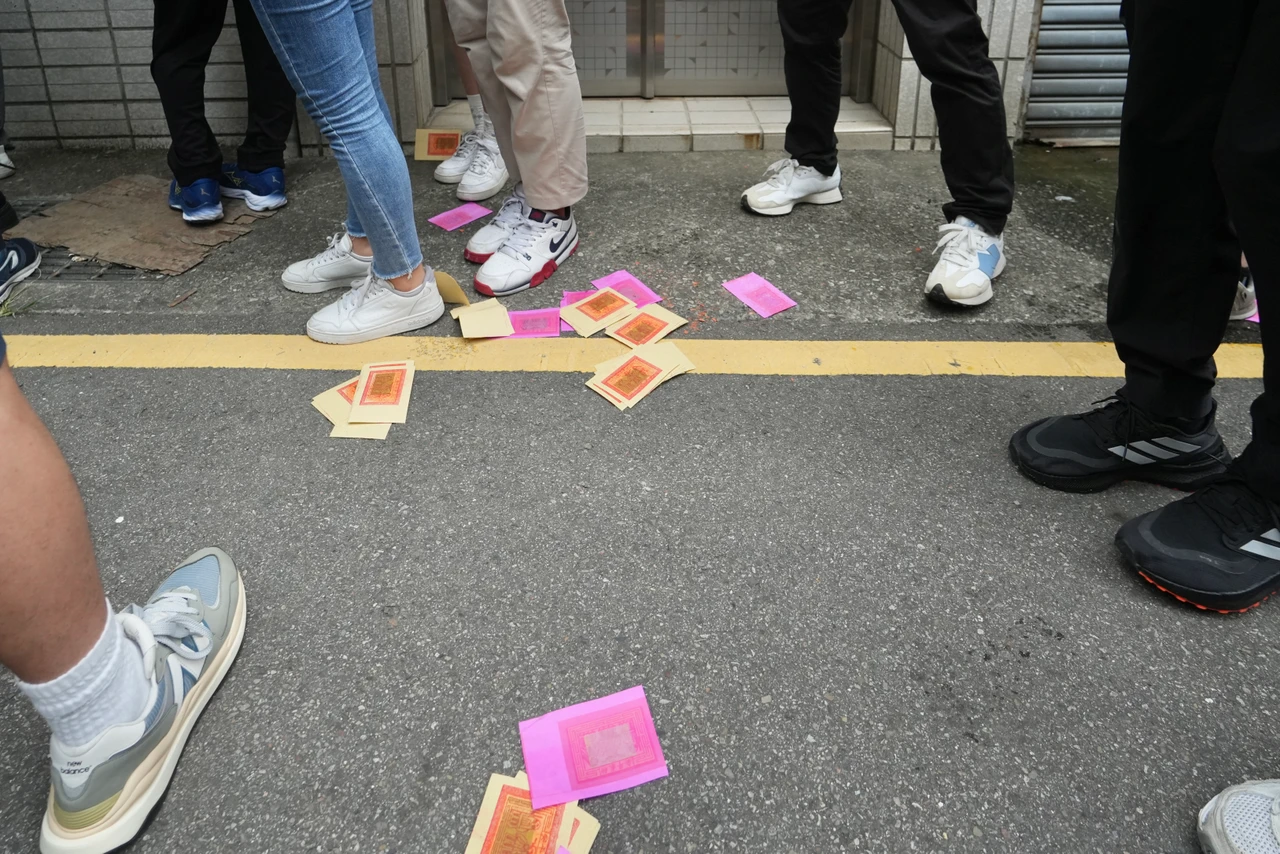 游兆霖昨下午現身新竹老家叫罵,再拿出冥紙往天空灑。林林攝