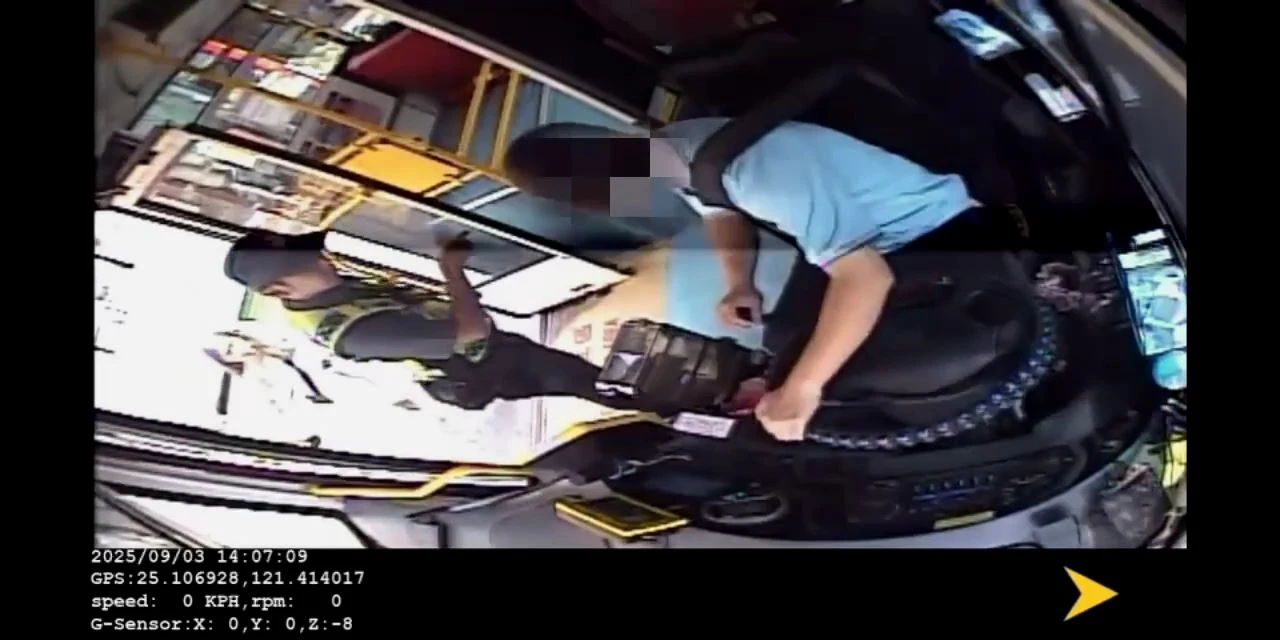 員警協助菲籍女子找到遺落手機。翻攝畫面