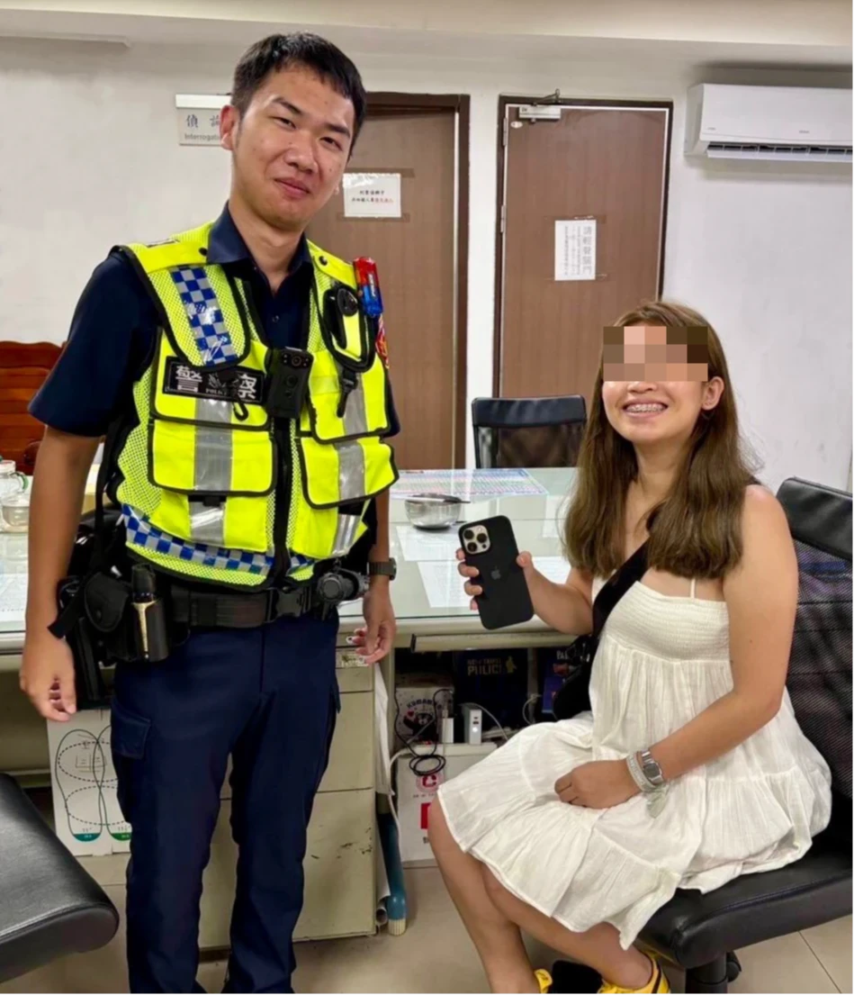 菲籍女找回手機,開心與員警合影。翻攝畫面