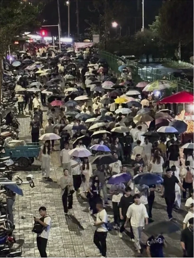 富士康鄭州港區員工人潮。取自界面新聞