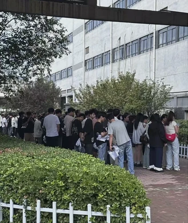 富士康鄭州港區員工人潮。取自界面新聞
