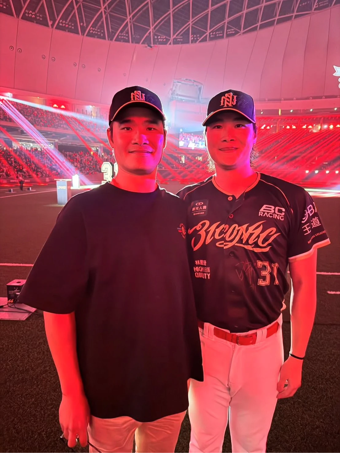 味全龍投手李超與林智勝哥哥林祖懷有「兄弟臉」。取自李超Threads