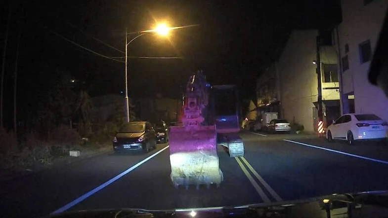 南投竹山日前有民眾在凌晨報案指路上有挖土機行駛,員警到場示意挖土機停車受檢,但駕駛挖土機的林姓男子不願受檢,還舉起鏟斗準備砸向巡邏車,最後多名員警破窗將人拉出並逮捕。翻攝畫面