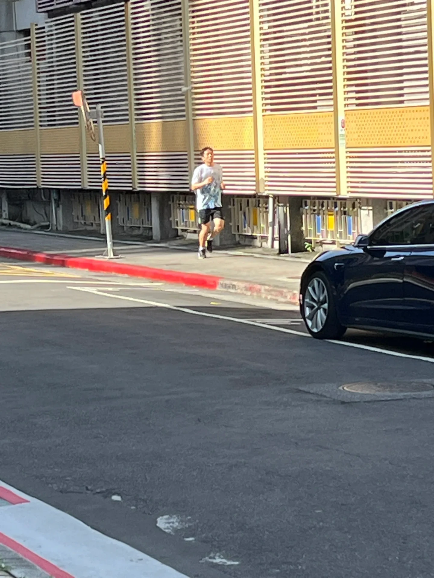 李洋一早在運動部外人行道慢跑30分鐘,約5000公尺。取自運動部的Threads