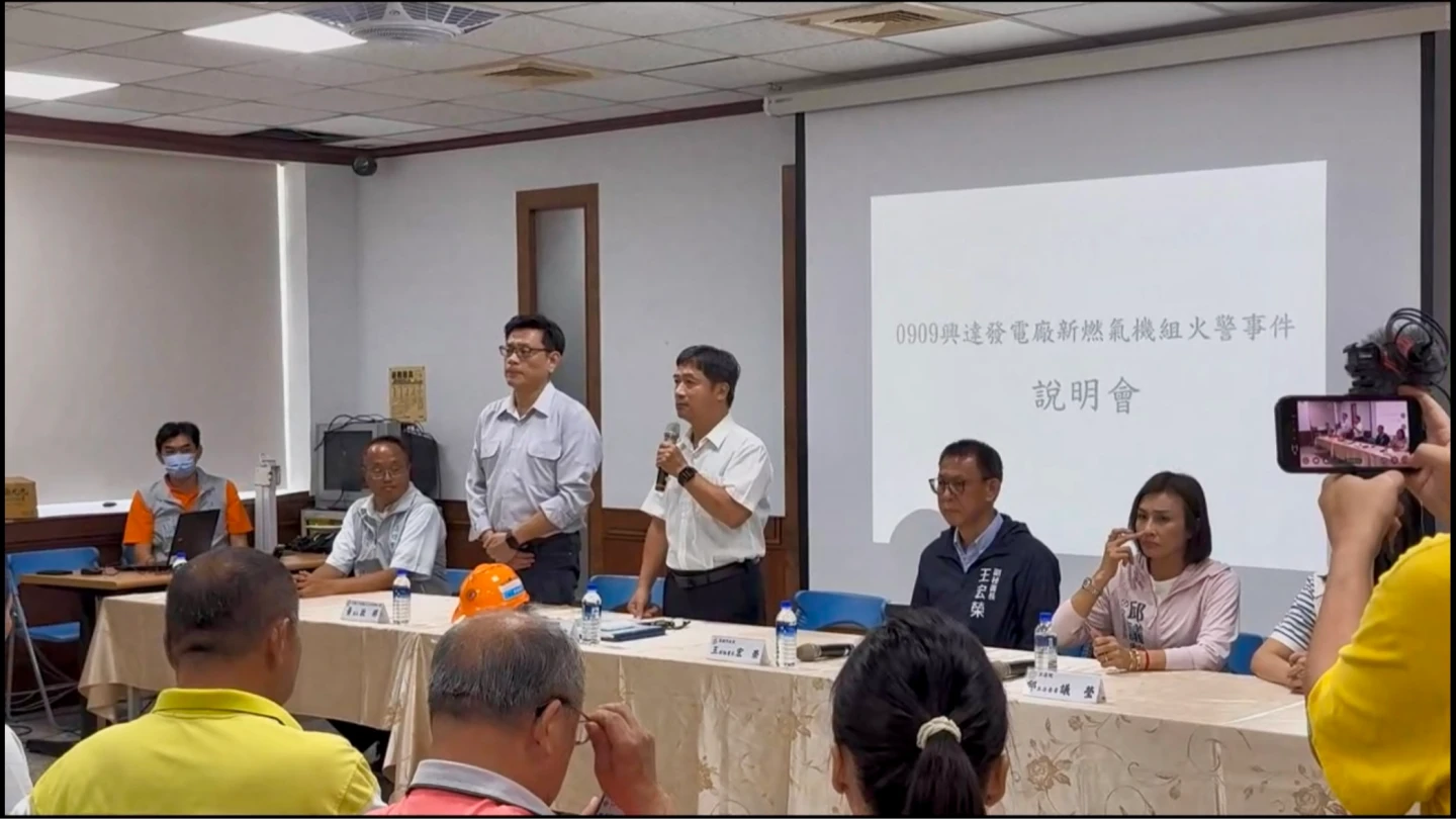 台電興達電廠廠長洪貴忠(右)、南部施工處長黃啟祥(左)。民眾提供