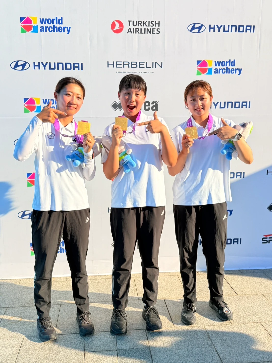 由李采璇、許芯慈、邱意晴組成的中華女子反曲弓代表隊在2025射箭世錦賽奪金。中華射箭協會提供