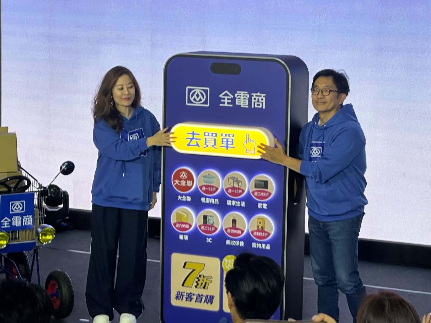 全聯行銷部協理劉鴻徵(右)、全電商營運部特別助理羅煒茜(左)。陳怡文攝