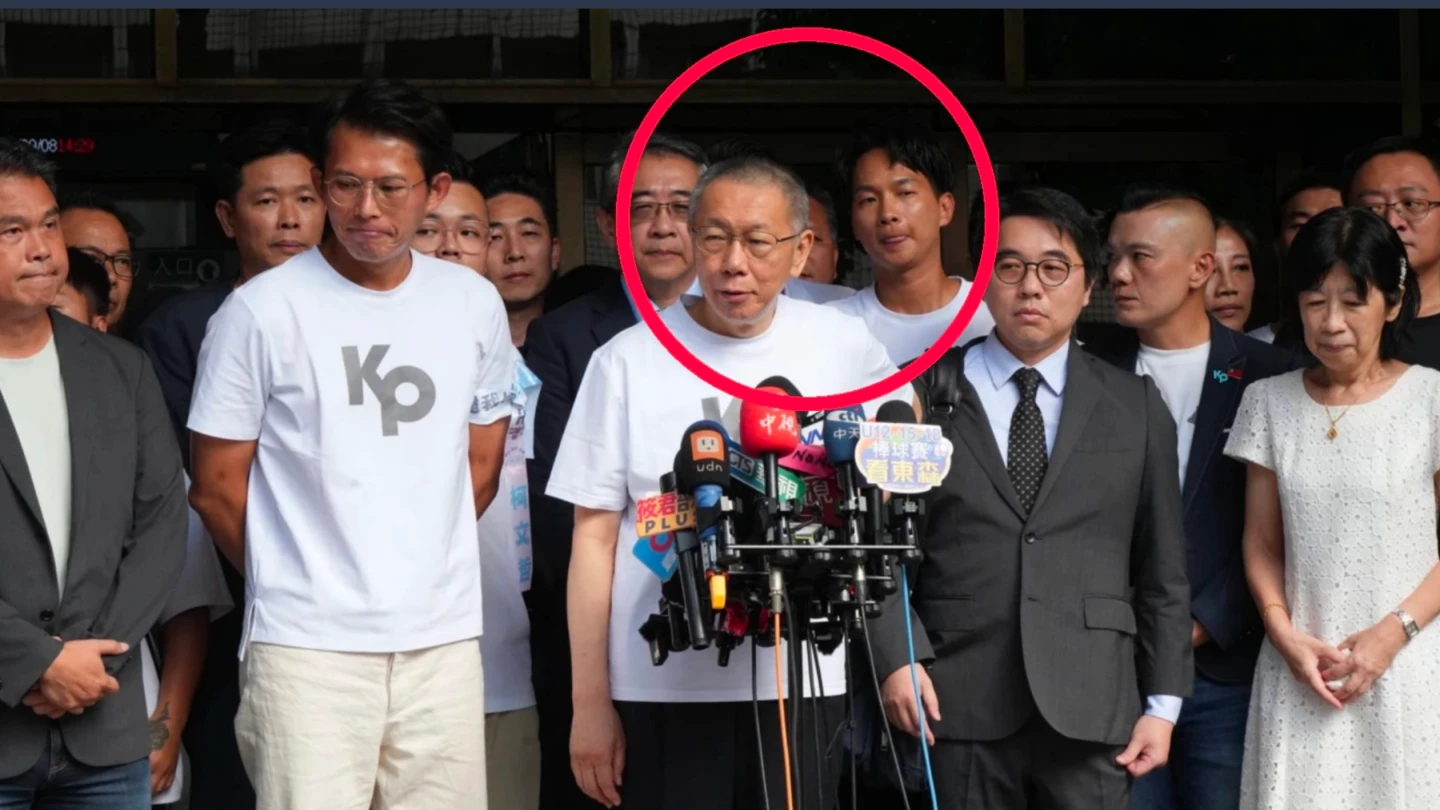 柯文哲交保後,在北院外發表談話,民眾黨北市議員陳宥丞(紅圈)站在他左後方。資料照。葉志明攝
