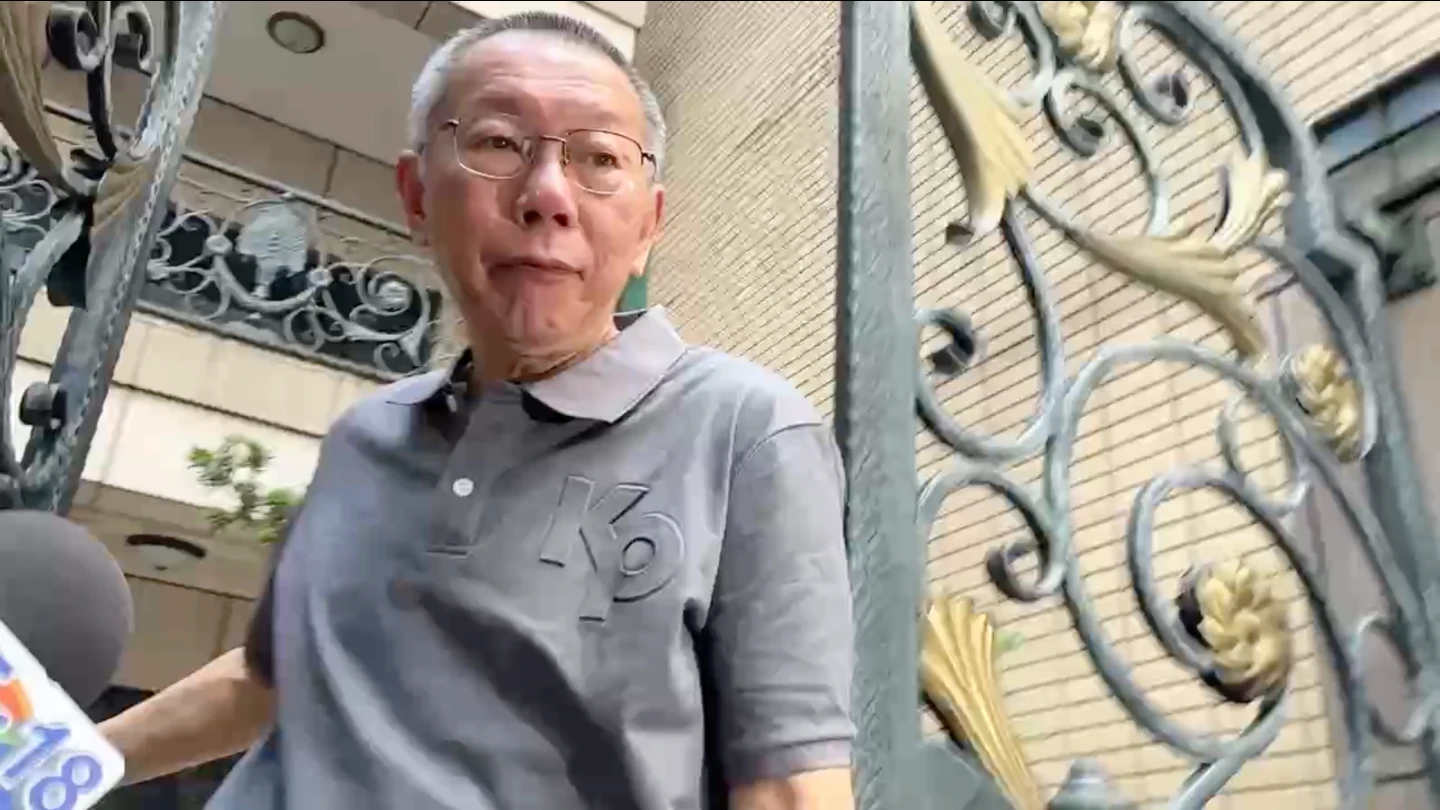 柯文哲今早出門,記者問他「還會跟智菡同車嗎」,柯沒回應。民眾提供