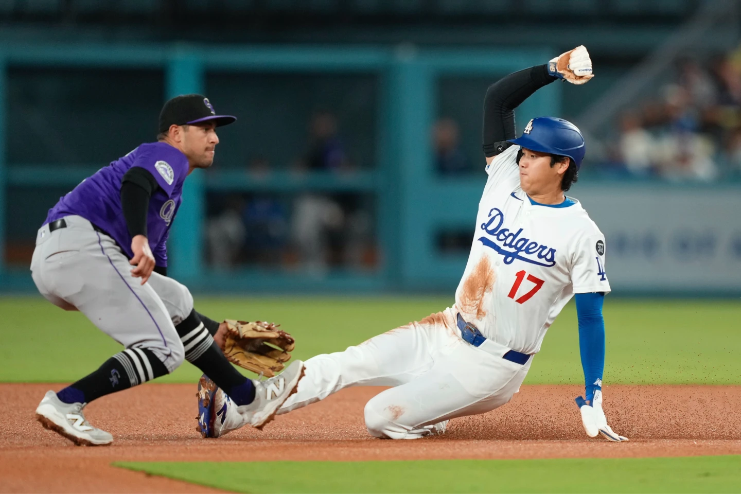 道奇隊大谷翔平(右)跑出本季第18次盜壘成功。美聯社