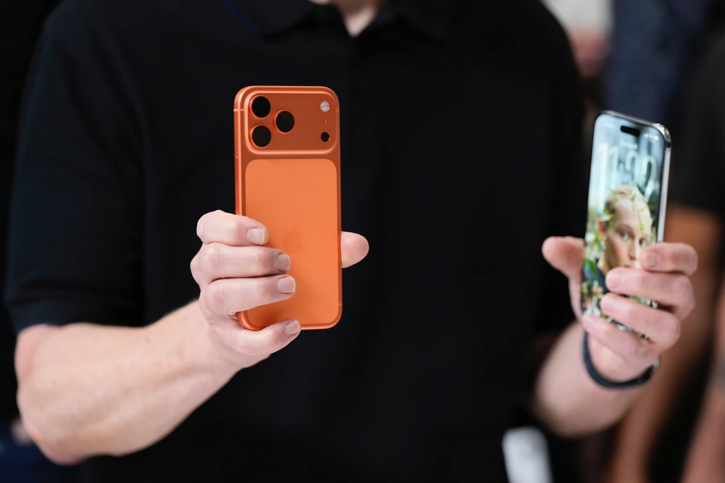 iPhone 17系列登場,各界關注價格問題。圖為蘋果加州總部9月9日在新品發布當天展示的iPhone 17 Pro和iPhone Air。美聯社