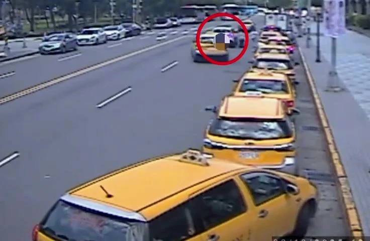 疑似多元計程車迴轉不慎釀禍。翻攝畫面