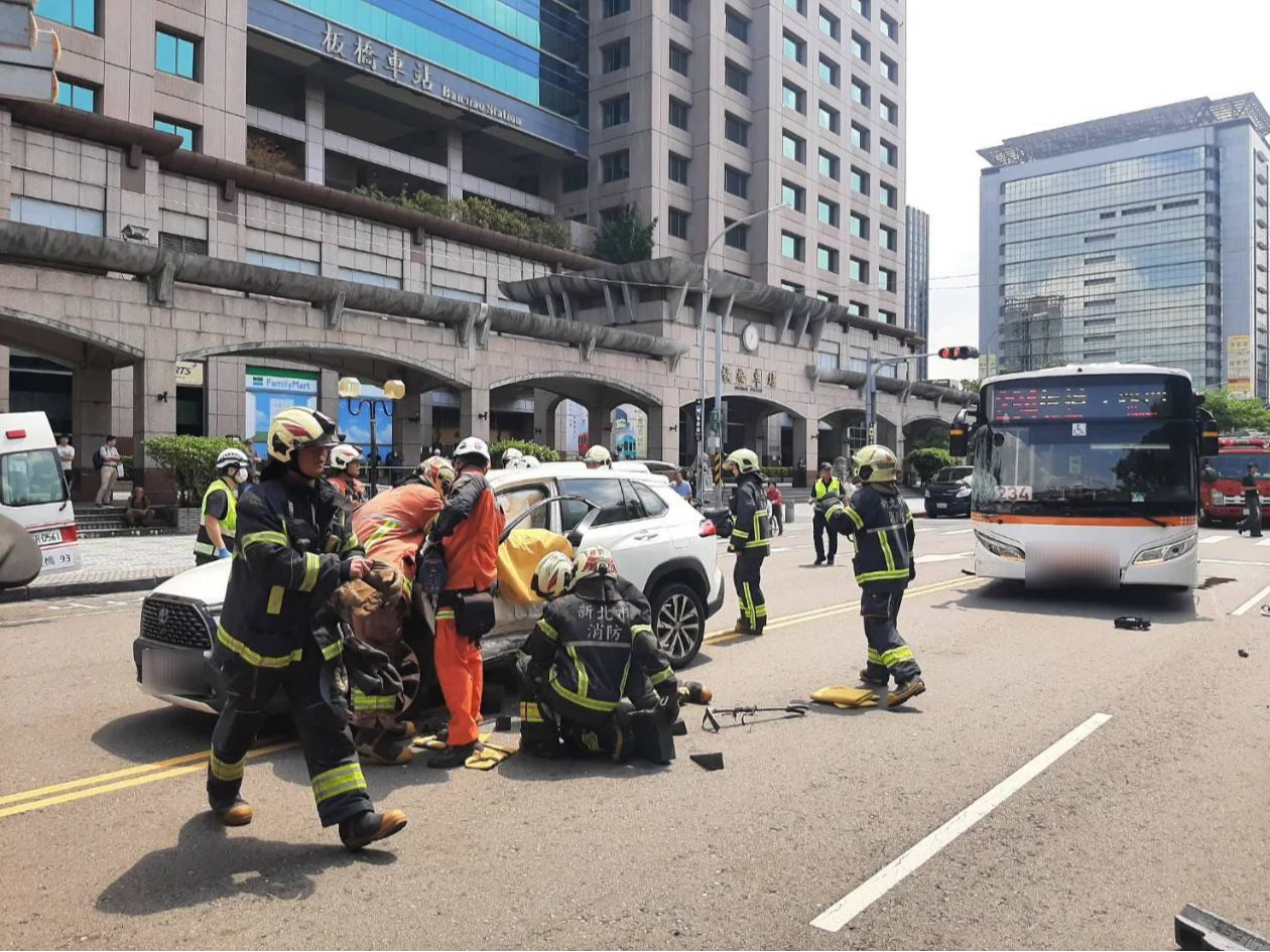 新北市消防局人車趕抵救援。翻攝畫面