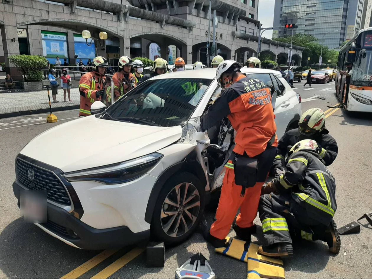 車禍現場,3人受困多元計程車內,消防員協助脫困。翻攝畫面