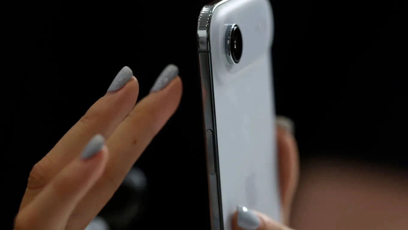 天藍色iPhone Air。法新社