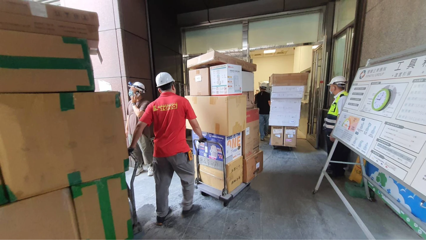 廠商人員推著一箱箱貨品排隊等候進入。中市府提供