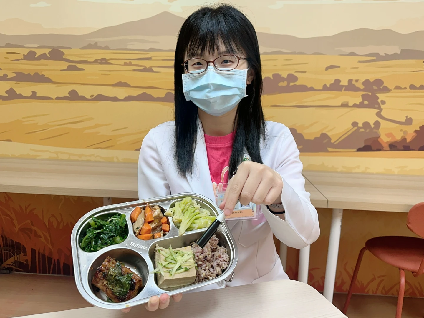 豐原醫院將每周三定為蔬食日,落實低碳飲食。豐原醫院提供