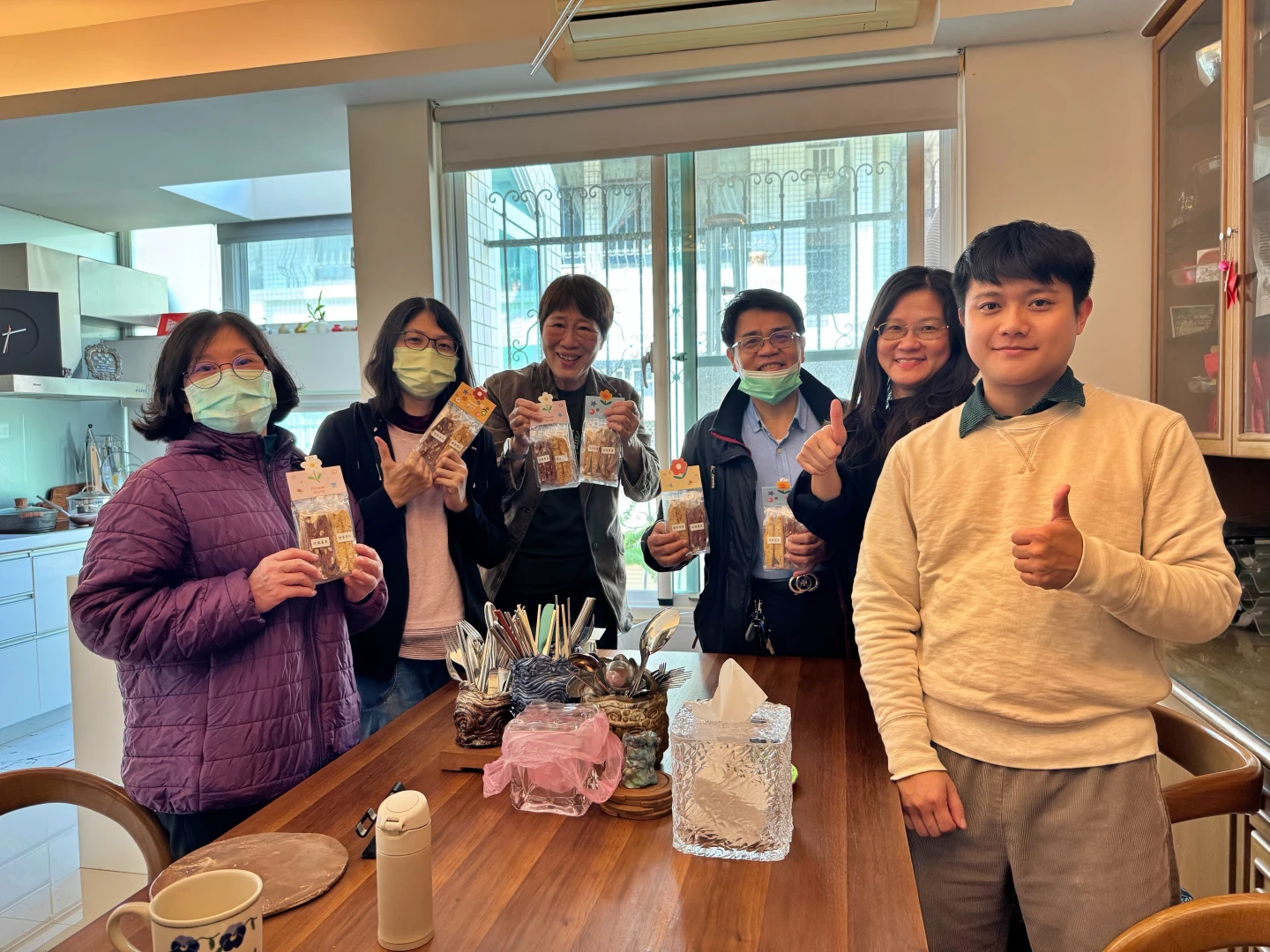 雅比斯生命關懷協會「月映脆情中秋義式脆餅禮盒」。雲嘉南分署提供
