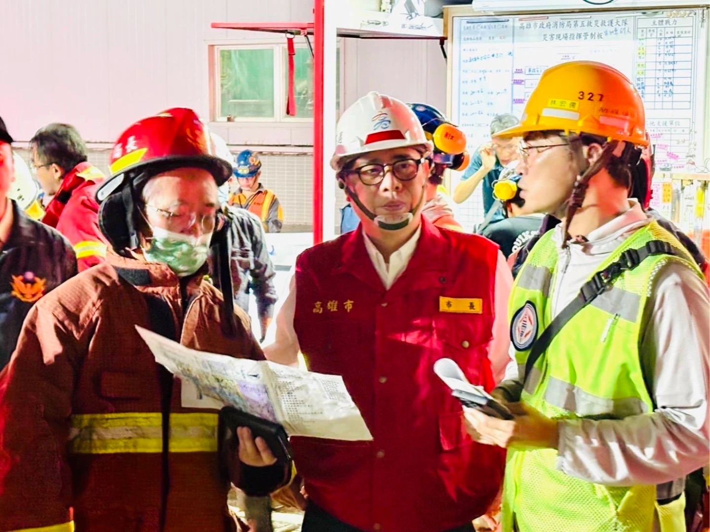 陳其邁第一時間至現場坐鎮指揮,不滿台電拖到11點半才說明。市府提供