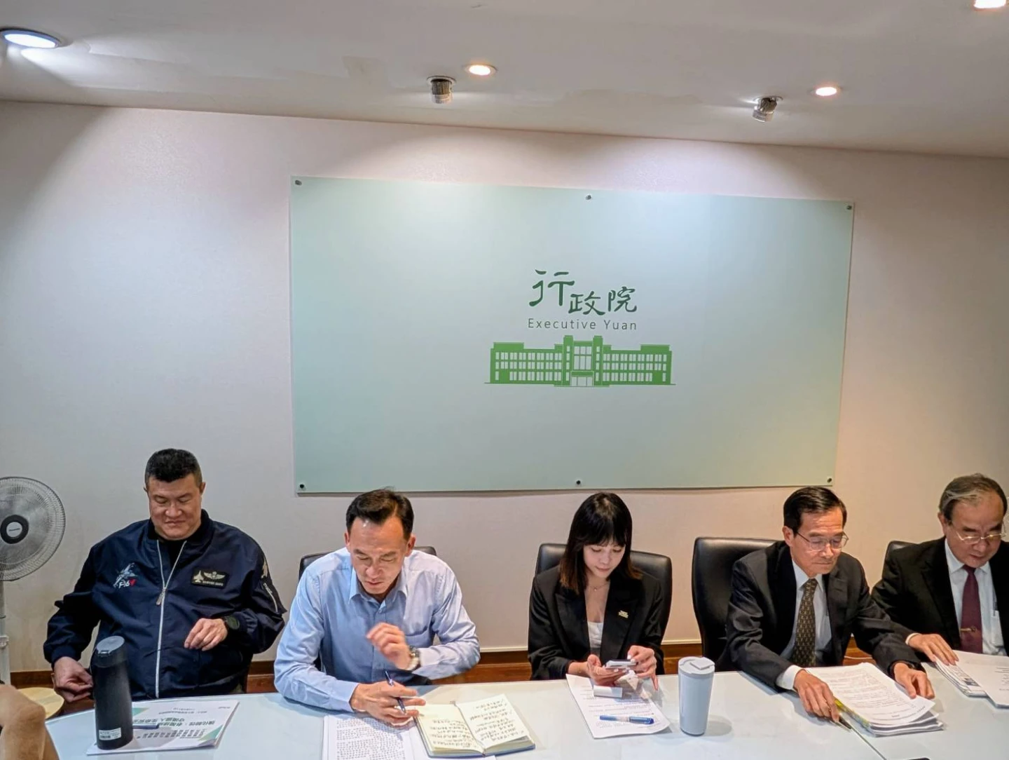 (右起)農業部政務次長胡忠一、海委會副主委張忠龍、政院發言人李慧芝、國防部常務次長楊基榮中將、內政部政務次長馬士元向媒體說明韌性特別預算編列。施智齡攝