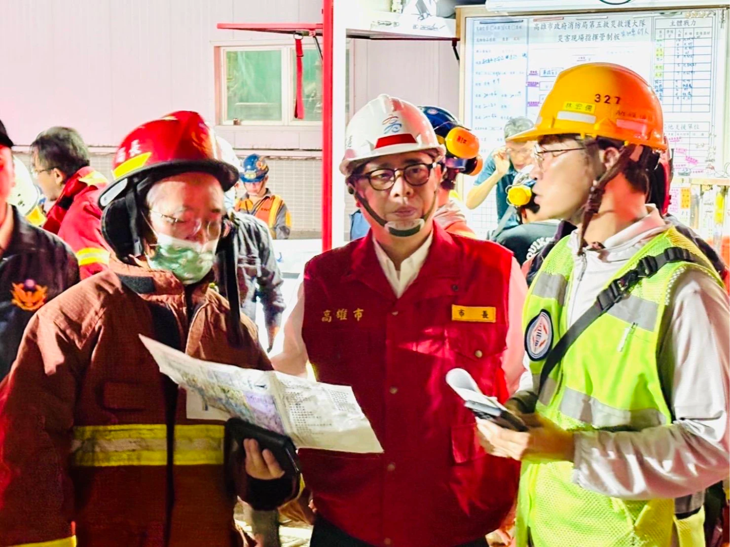 高雄市長陳其邁第一時間趕赴現場指揮救災,相當不滿台電出面說明慢吞吞。市府提供