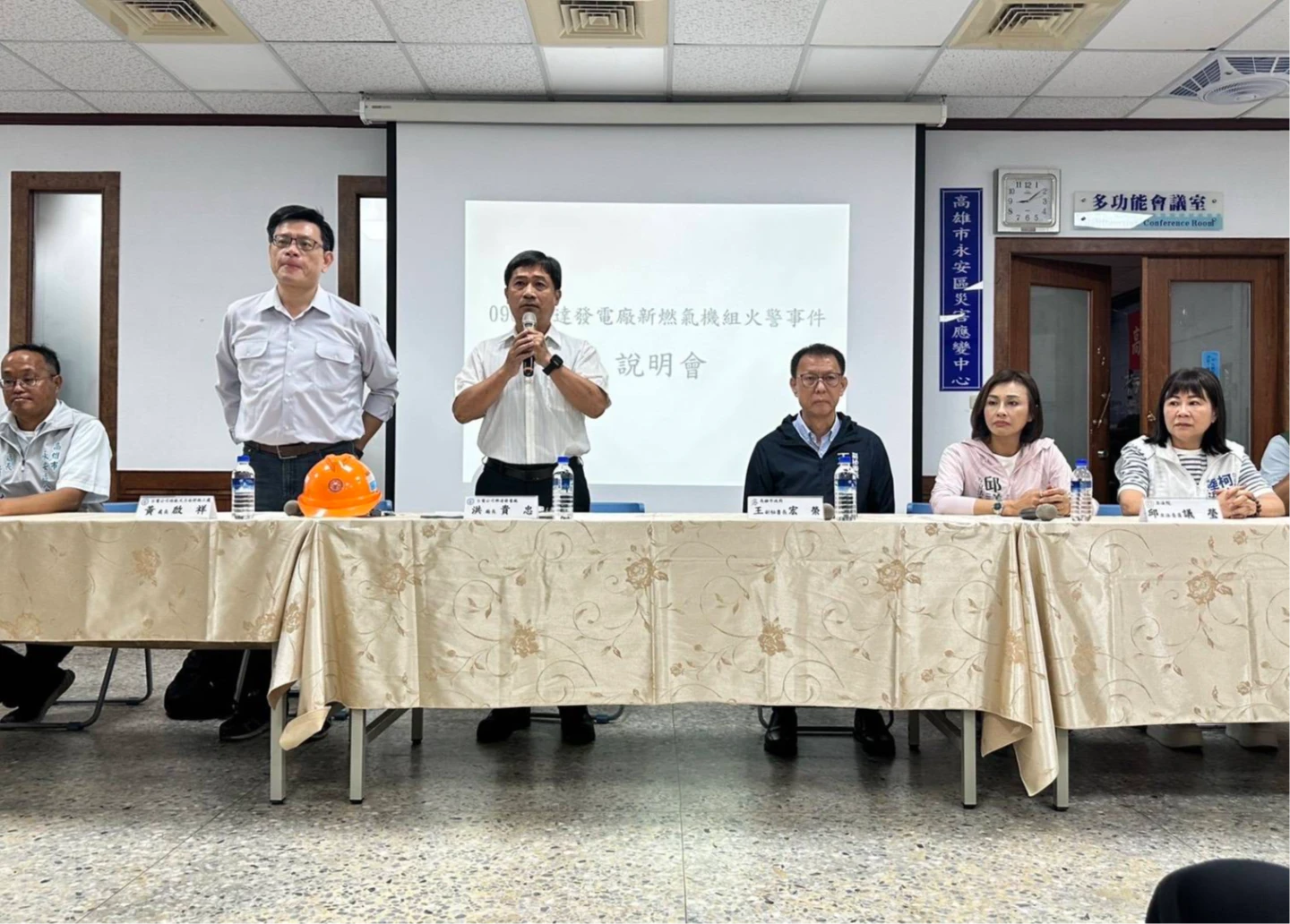 電興達電廠廠長洪貴忠向里長、民意代表說明,允諾停工檢查及改善完成再行試運轉。市府提供