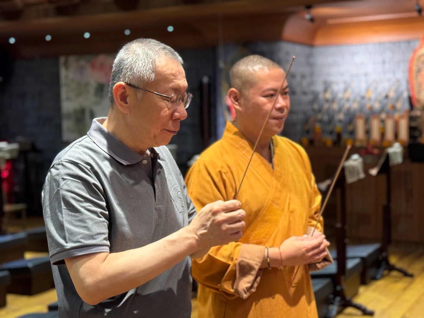 柯文哲今前往祭拜父親,本藏法師陪同。讀者提供