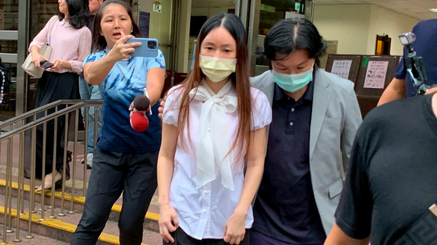 台北市議員陳怡君(中)涉貪遭羈押起訴,今獲高院裁定100萬元交保,辦公室主任張惠霖(右)50萬交保。丁牧群攝