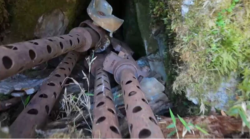 民國34年二戰結束,一架載運戰俘的美軍轟炸機墜毀台灣三叉山附近,機上25人加上前往搶救的26名日本軍警和台東民眾全數罹難。政府近日罕見提及此事,並將軍機上4挺機槍運送下山。中央社