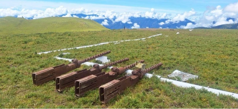 1945年載運戰俘歸國的美國軍機在台灣三叉山附近墜毀,機上25人及上山搶救的26名日本軍警及台東民眾罹難。2025年是二戰結束80周年,國防部日前委由協作將4挺機槍背至嘉明湖停機坪,後續由CH-47運輸直升機送下山,預計放在完工後的軍事博物館,讓大家牢記二戰教訓。中央社(讀者提供)