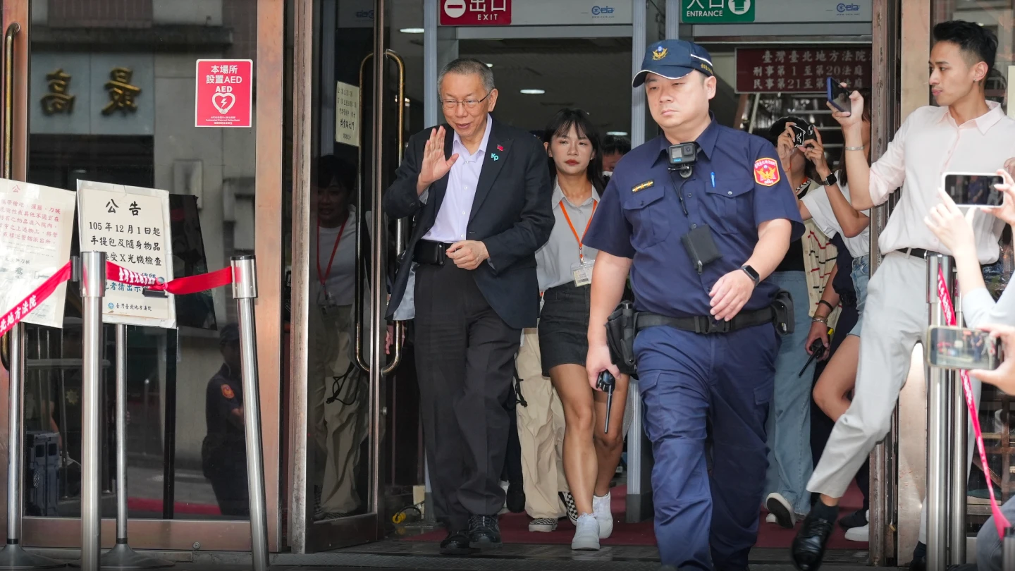 柯文哲出庭後離開法院,神情愉悅。葉志明攝