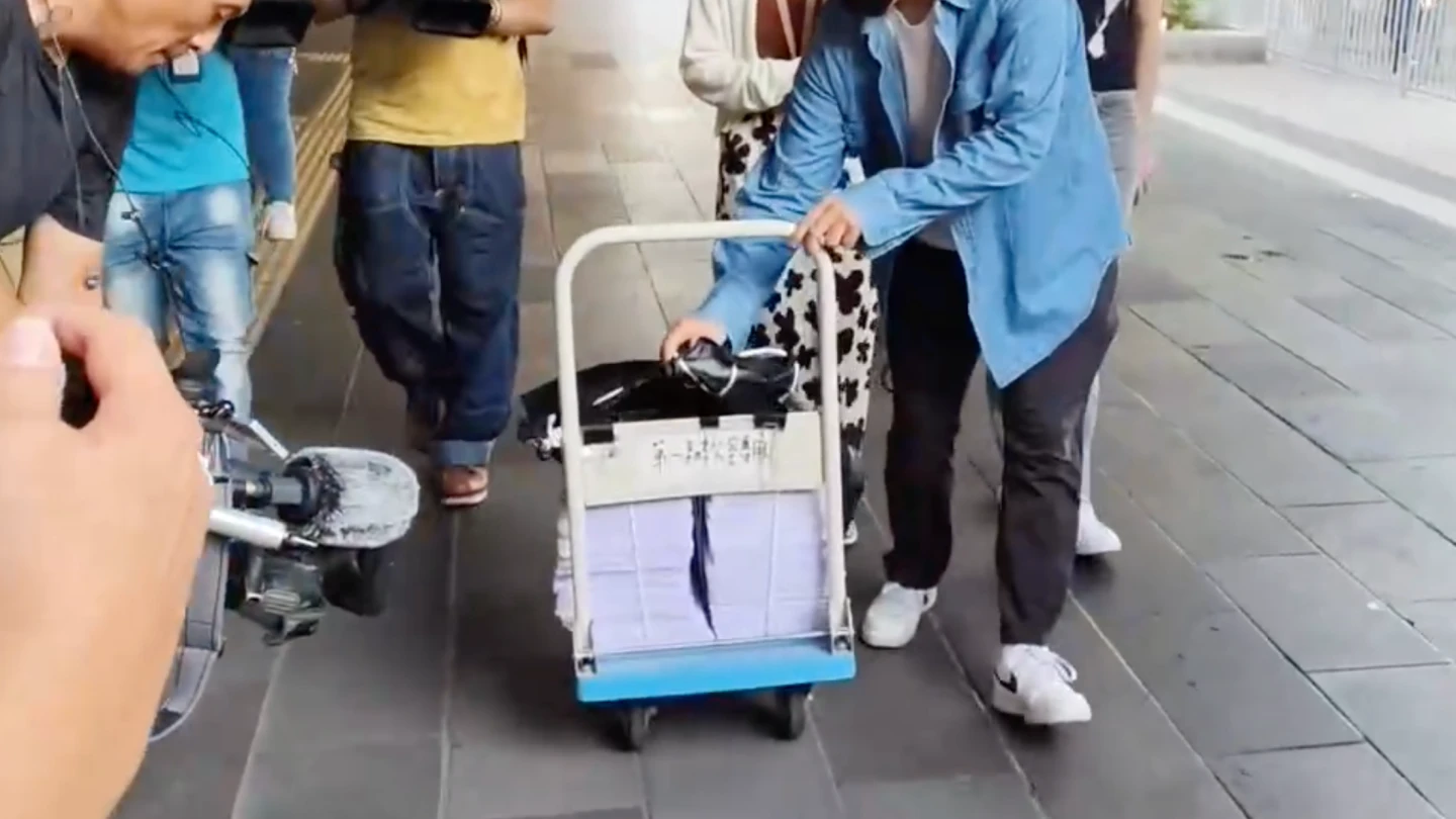 台北地院今早將北檢抗告狀及京華城案卷證,用推車送到高院。民眾提供