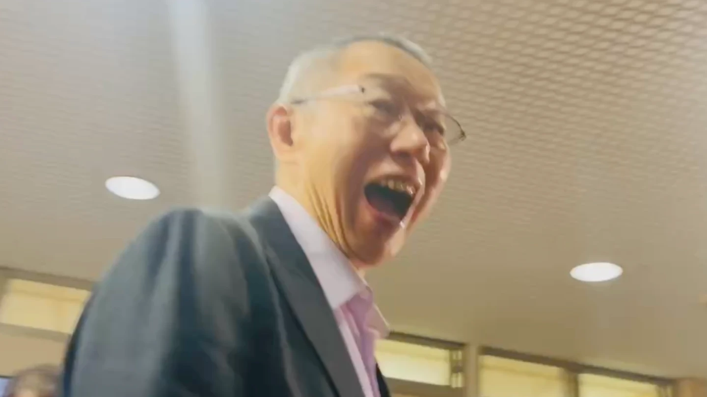 11日柯文哲聽記者轉述「賴清德要在野放下屠刀」,忍不住張嘴大笑。民眾提供