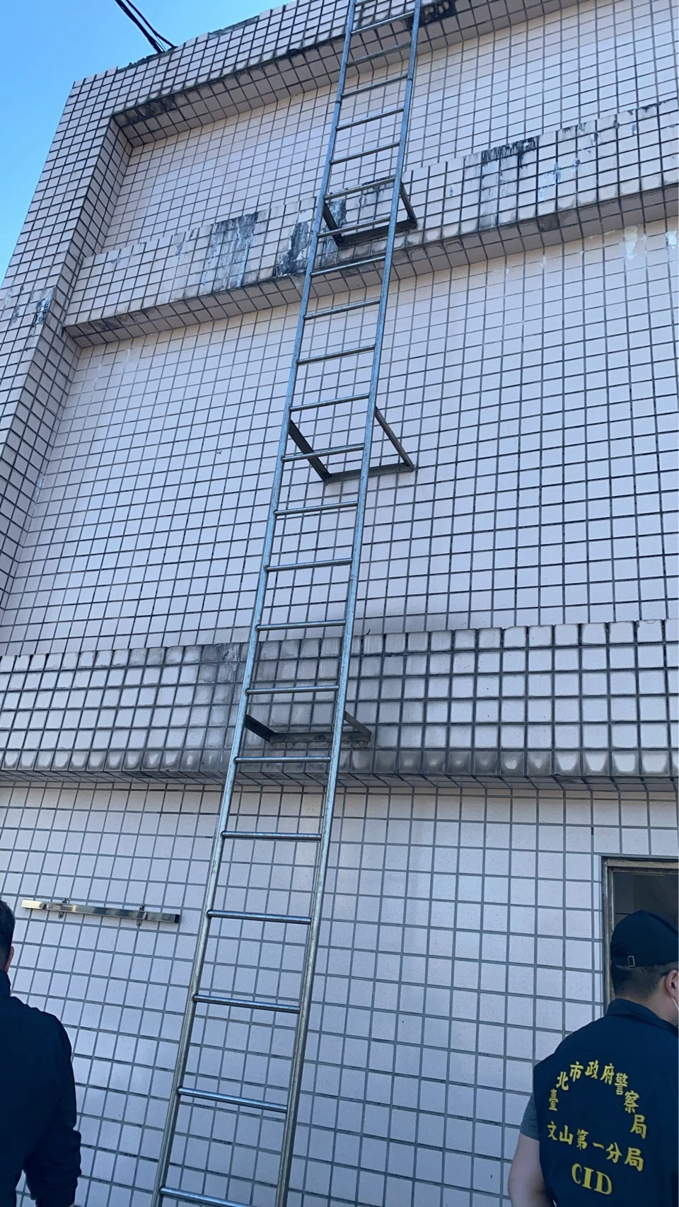水塔高度約2層樓,廠商攀爬上水塔掀蓋驚見浮屍。翻攝畫面