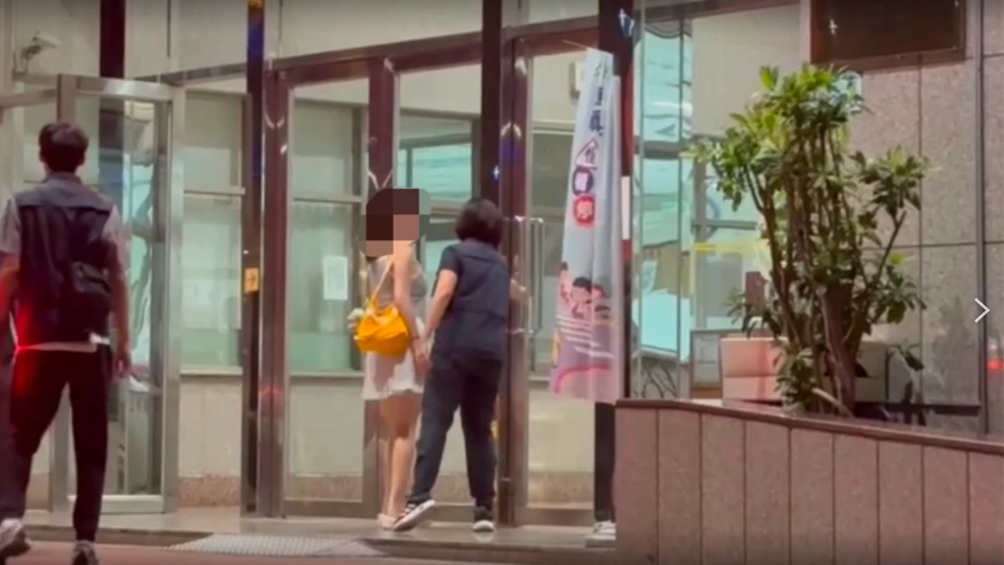 吳姓女子與劉姓男友在高雄市立圖書館總館拍攝不雅片,本月10日吳女身穿短裙到案說明。民眾提供