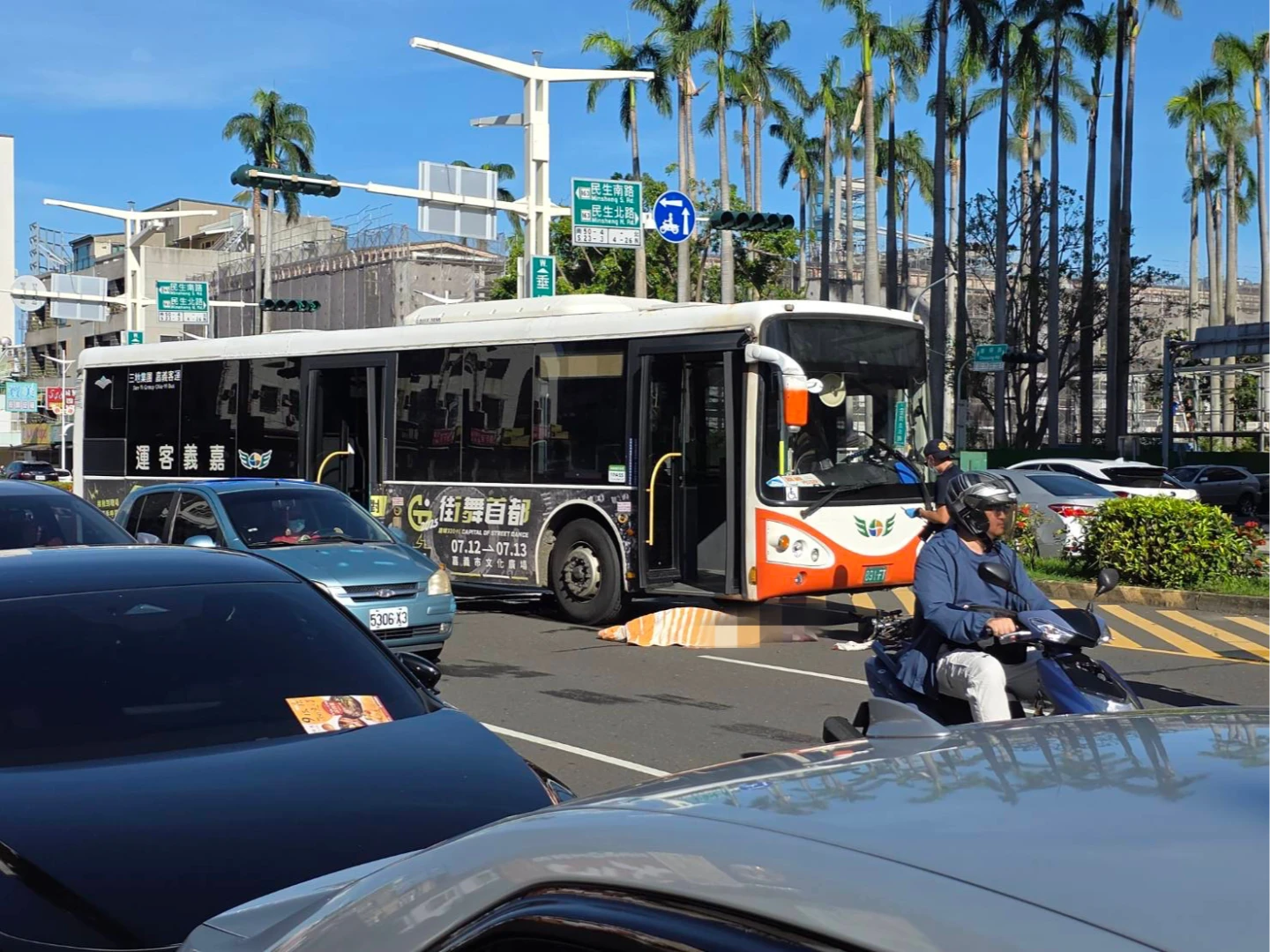 腳踏車婦人遭公車撞倒,不幸往生。民眾提供