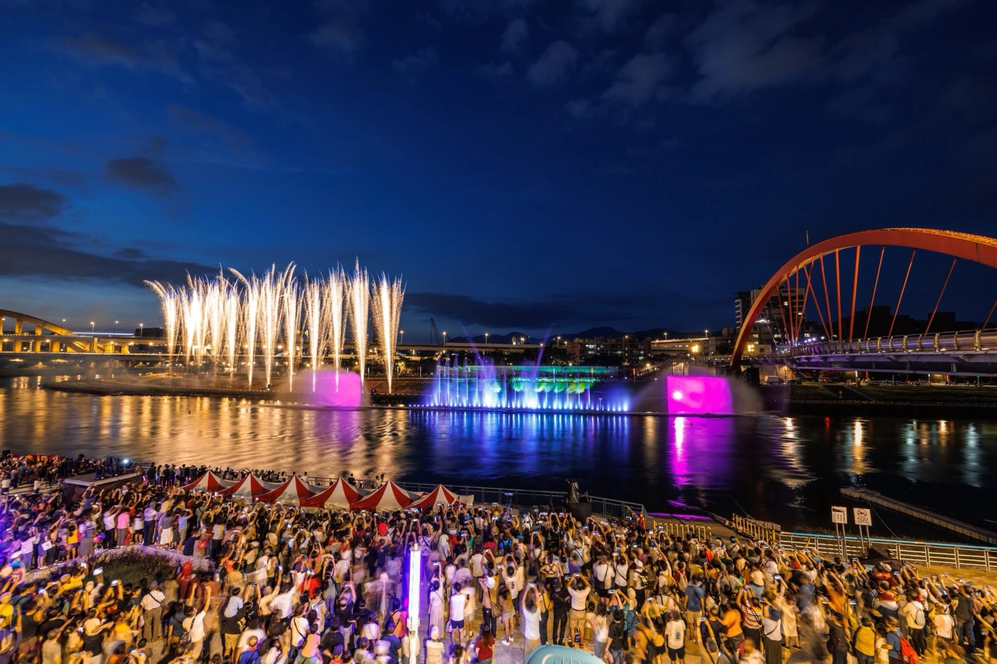 今年水舞嘉年華從9月13日至10月19日,每天18時30分至20時30分,每30分鐘都有一場繽紛展演。觀傳局提供