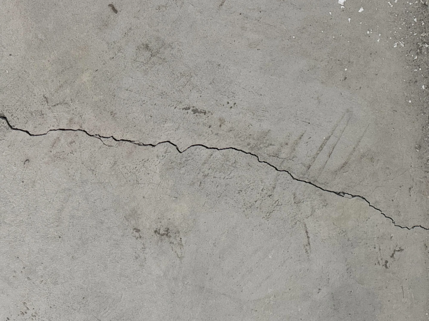 興達電廠新建燃氣複循環二號機組本月9日晚間發生爆炸火警,當地鹽田里居民住家地板因此龜裂。民眾提供