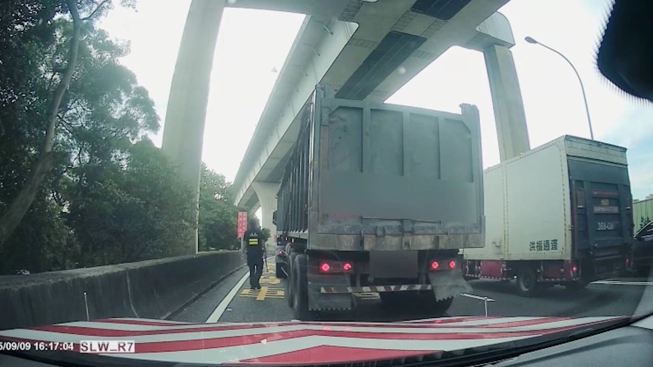 聯結車三度拒檢逃逸。翻攝畫面