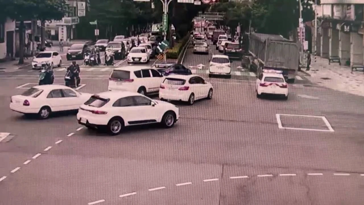 國道警一路鳴笛追攔,聯結車無視逃逸。翻攝畫面