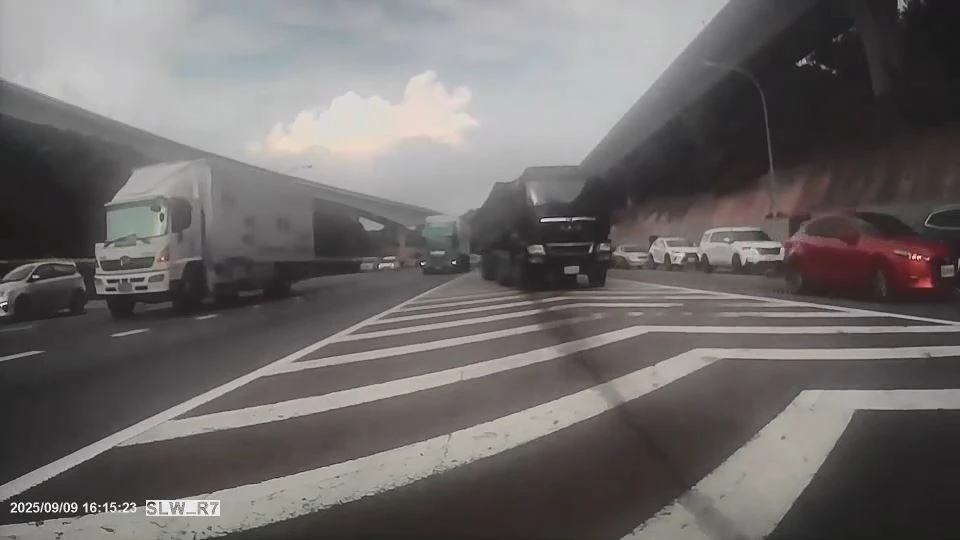 聯結車假意配合受檢,趁機加速油門逃逸。翻攝畫面