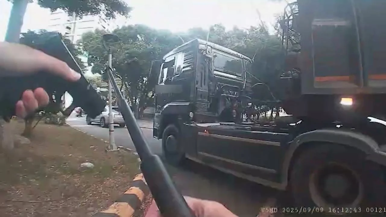 聯結車拒檢,國道警拔槍喝令下車,司機不予理會開車逃逸。翻攝畫面