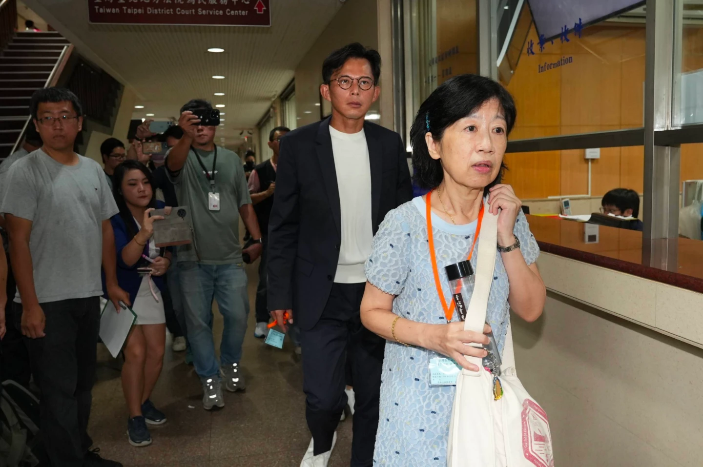 陳佩琪今早由黃國昌陪同,到北院領取旁聽證。葉志明攝