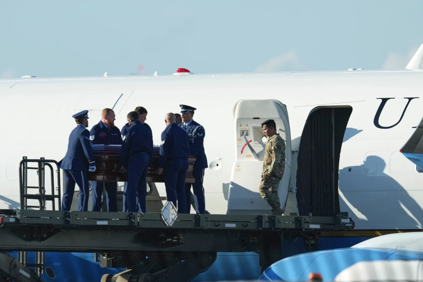 柯克遺體9月11日以專機「空軍二號」送返在亞利桑那州鳳凰城的住處。美聯社
